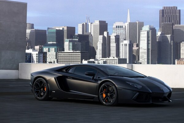 Lamborghini noir dans la ville de San Francisco