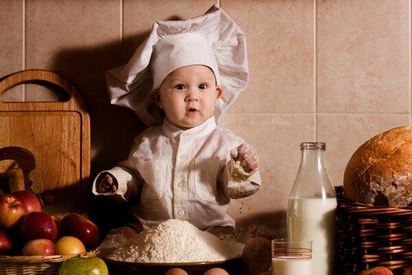 Pequeño cocinero en la cocina