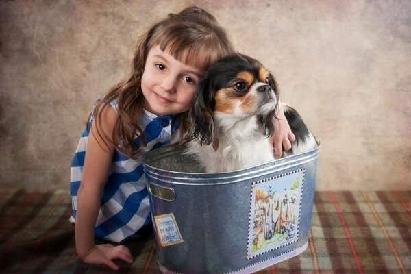 La niña y el perro son los mejores amigos