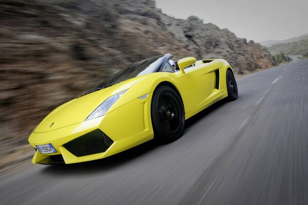 Lamborghini gallardo lp560-4 spyder accelera in movimento