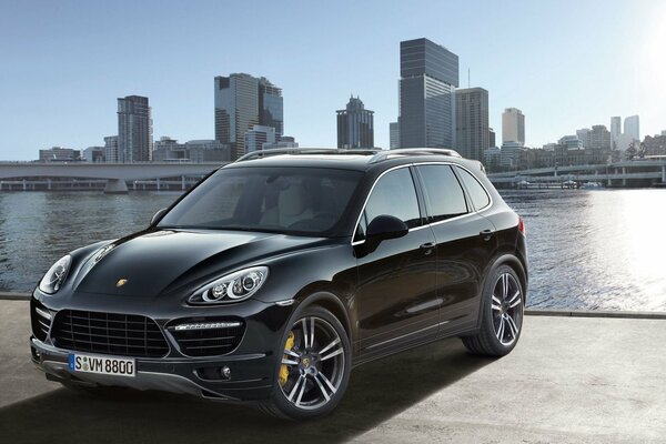 Edler Porsche Cayenne am Wasser