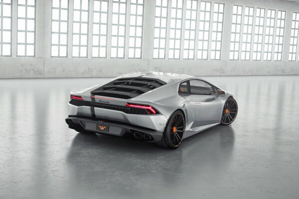 Silberner schöner Lamborghini Huracan hinten