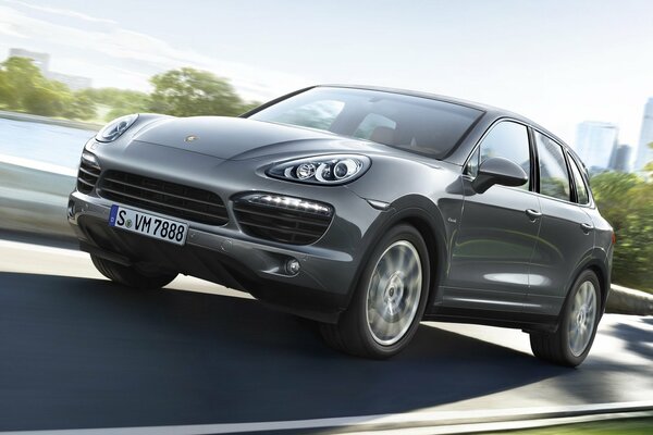 Серый джип porsche cayenne s на улице города