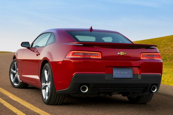 Voiture de sport rouge chevrolet camaro ss 2013