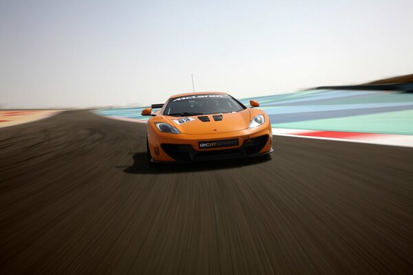 Cher orange McLaren fait la course