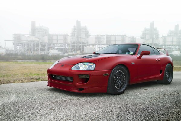 Toyota Supra de rouge avec de beaux disques