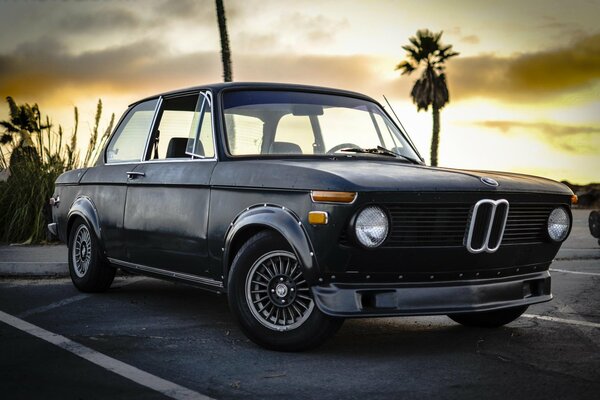 Klassischer BMW im Vintage-Sonnenuntergang