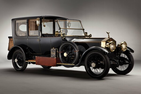 Voiture rétro Rolls-Royce 1915 noir sur fond gris