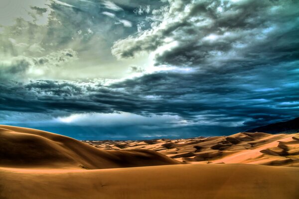 Deserto sabbioso sotto un cielo nuvoloso