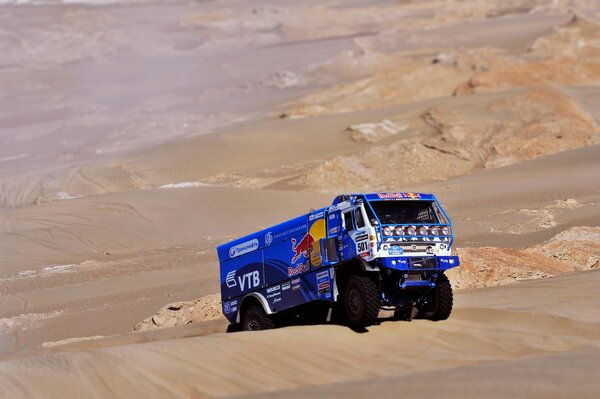 Blaues Frachtauto auf Sandhintergrund