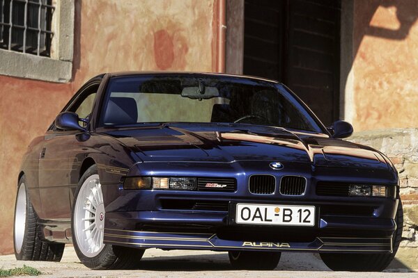 Coupé bmw bleu sur fond de ville