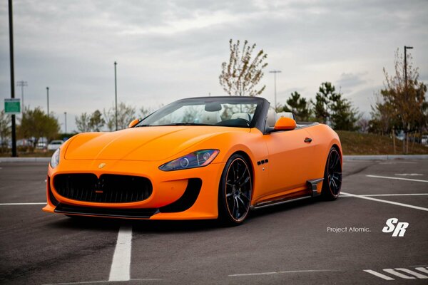 Naranja coche marca Maserati clase convertible vista frontal lateral