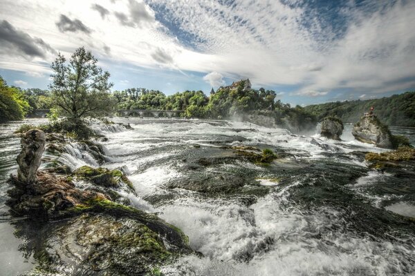 Steine, durch die der Wasserfall fließt