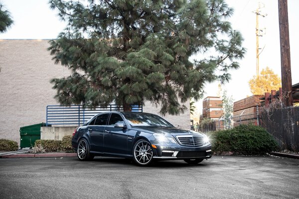 Tuning Mercedes Benz E63 sous le sapin