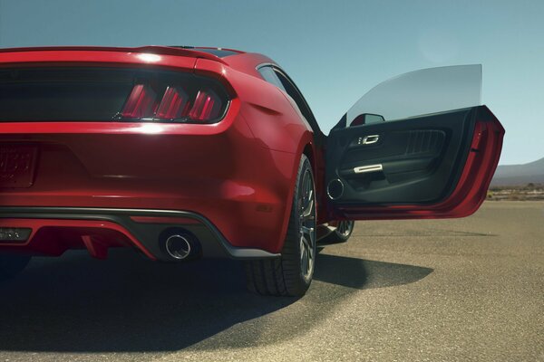 Ford Mustang GT czerwony z otwartą dziurą