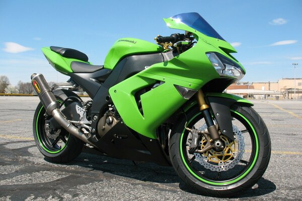 Moto sportiva kawasaki zx-10r verde senza pilota