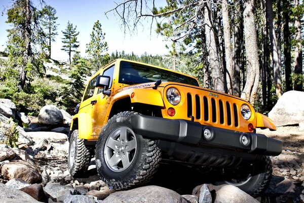 Fuoristrada Jeep Wrangler supera le rocce