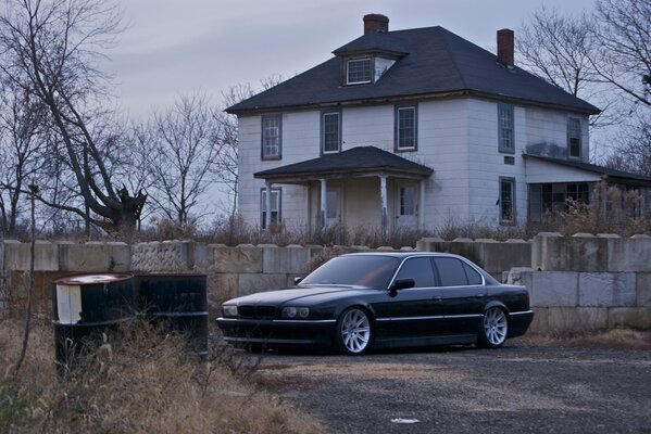 BMW noir sur fond de maison