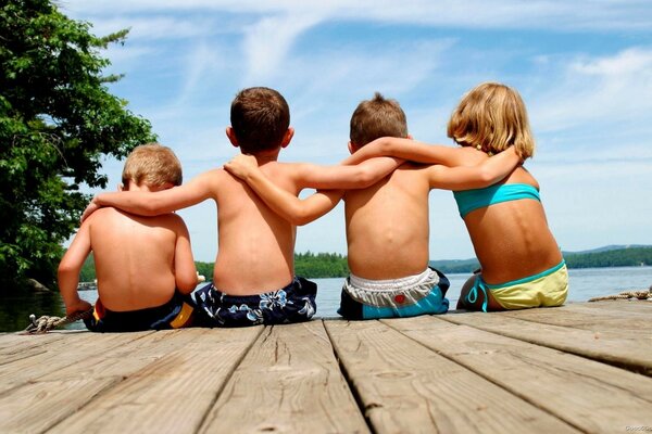 Quatre enfants assis sur la jetée