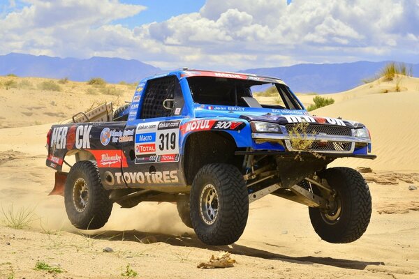 Chevrolet pickup truck overcomes the sands