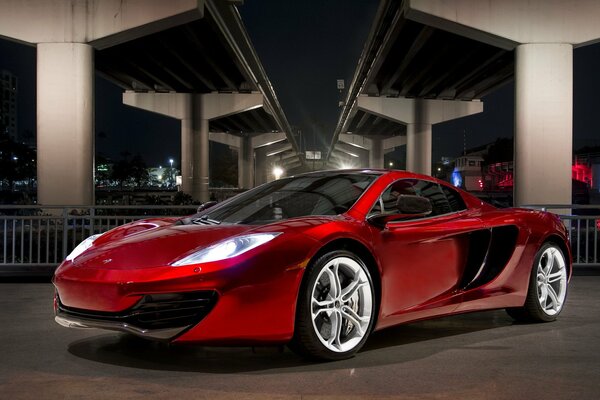 Supercar mclaren di colore rosso