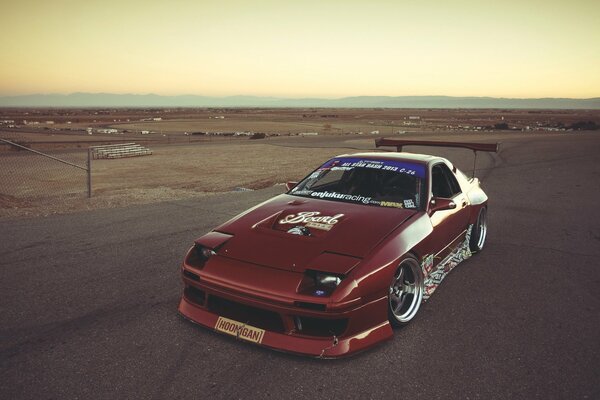 Mazda rx7 tra la strada del deserto