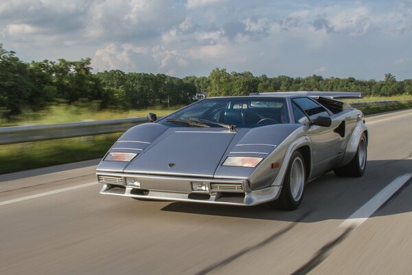 Lamborghini Countach LP500S gris velocidad movimiento