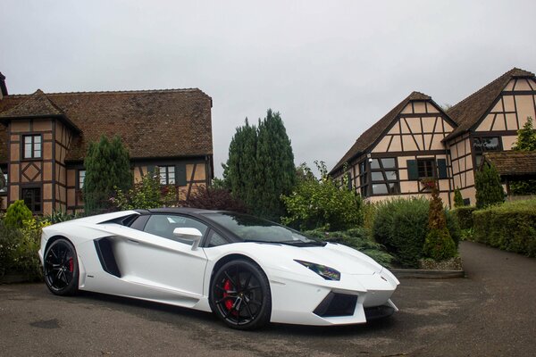 Ein weißer Lamborghini parkte in der Nähe von Häusern