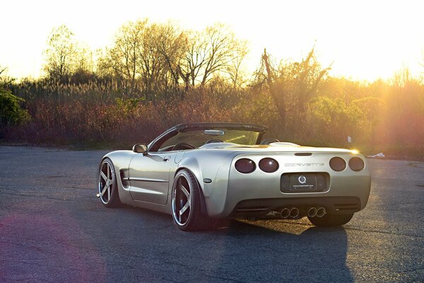 Un convertible sintonizado disfruta de un día soleado