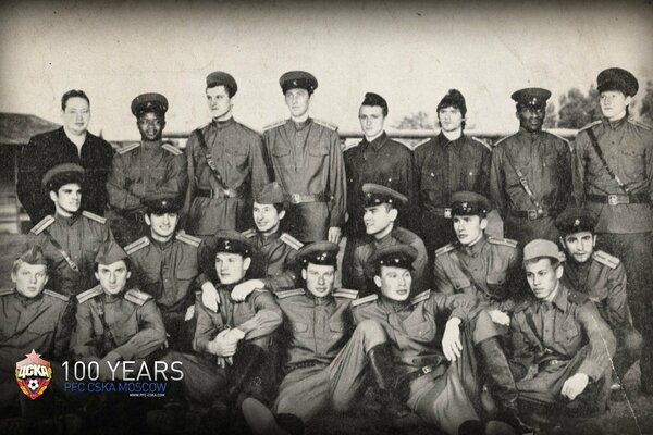 Foto del equipo de los futbolistas del CSKA. 100 años