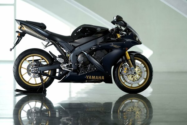 Schwarzes Yamaha Sportbike Industrial