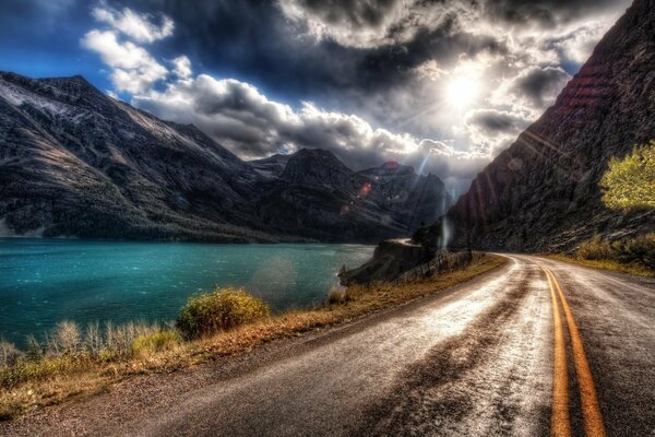 Route goudronnée entre les montagnes et l eau