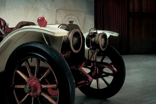 A rare lancia 15 hp 1909 with an apple on the wing