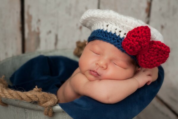 Petit enfant dans un charmant bonnet dort paisiblement