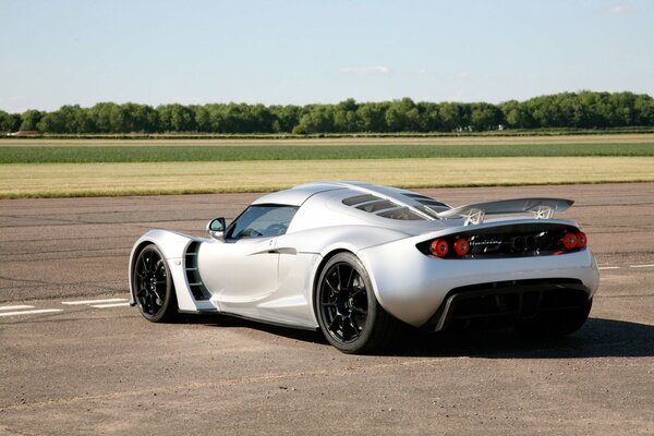 Venom gt en el fondo del cielo diurno