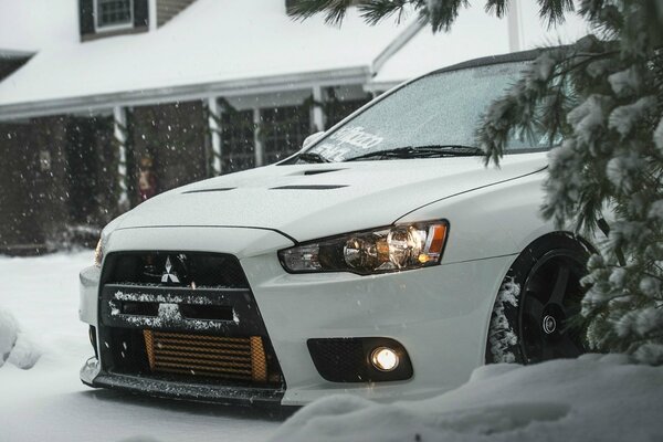 Foto del coche de invierno en el fondo de la casa