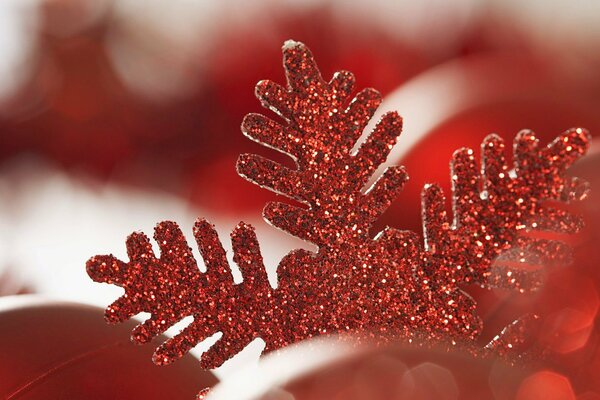 Roter und glänzender Weihnachtsschmuck