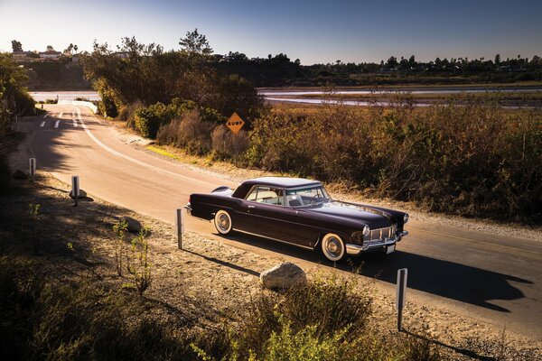 Une voiture rare roule sur la route. Belles vues