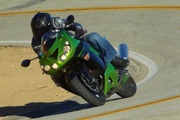 Moto verte dans un virage sur la piste