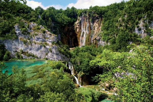 Hermosa naturaleza. La cascada desemboca en el lago