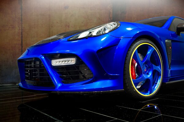 Coche con Turbo Tuning azul