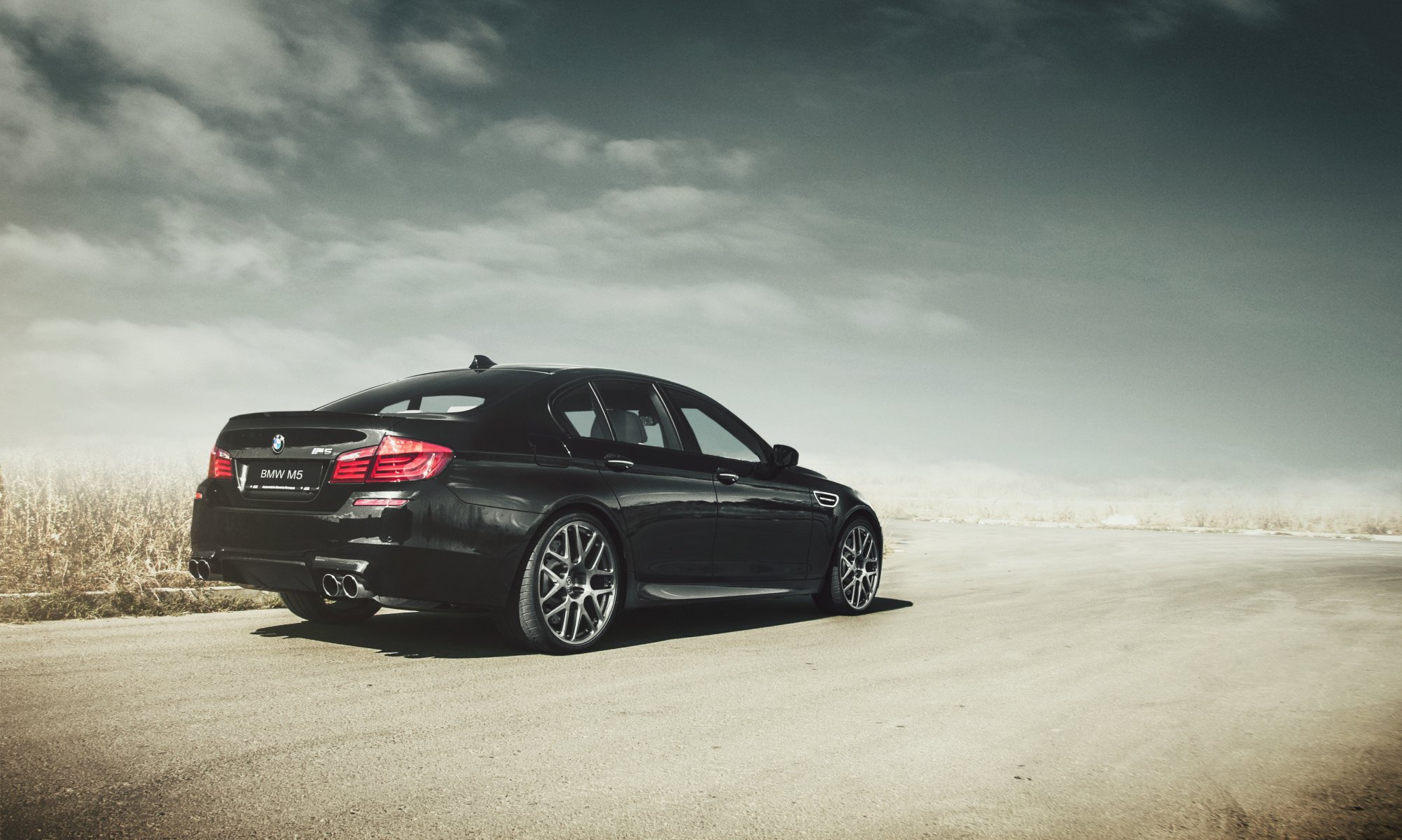 bmw m5 f10 nero bmw m5 nero strada. nuvole