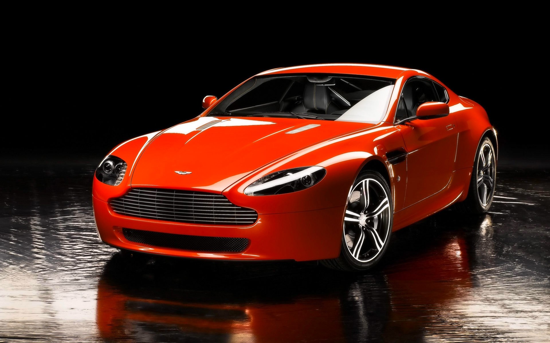 aston martin v8 vantage auto front sportwagen orange reflexion