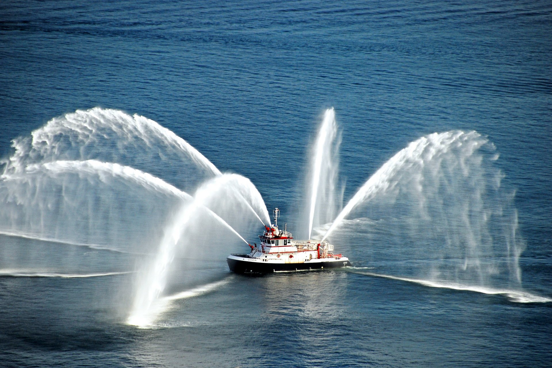 mer bateau jets éclaboussures