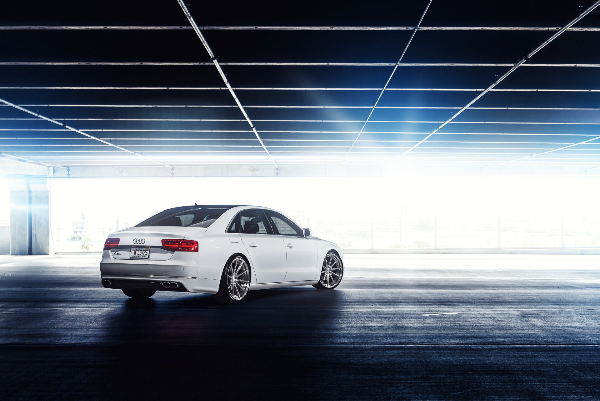 audi a8 l bianco posteriore parcheggio abbagliamento