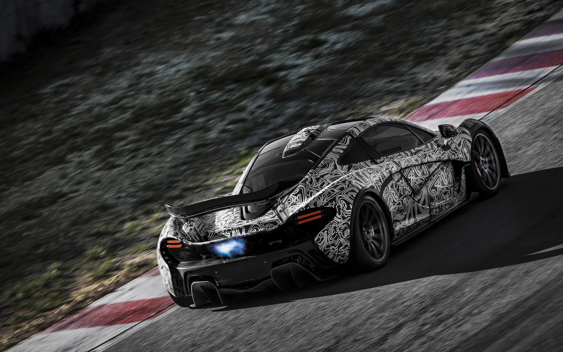 mclaren p1 hypercar piste route échappement flamme