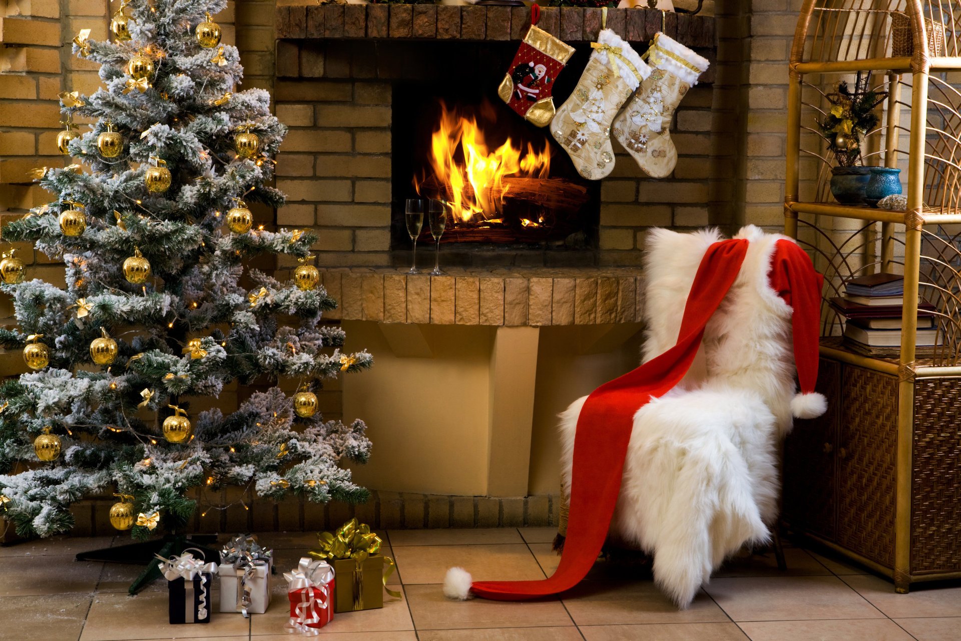 champán navidad árbol de navidad copas de vino chimenea vacaciones regalos