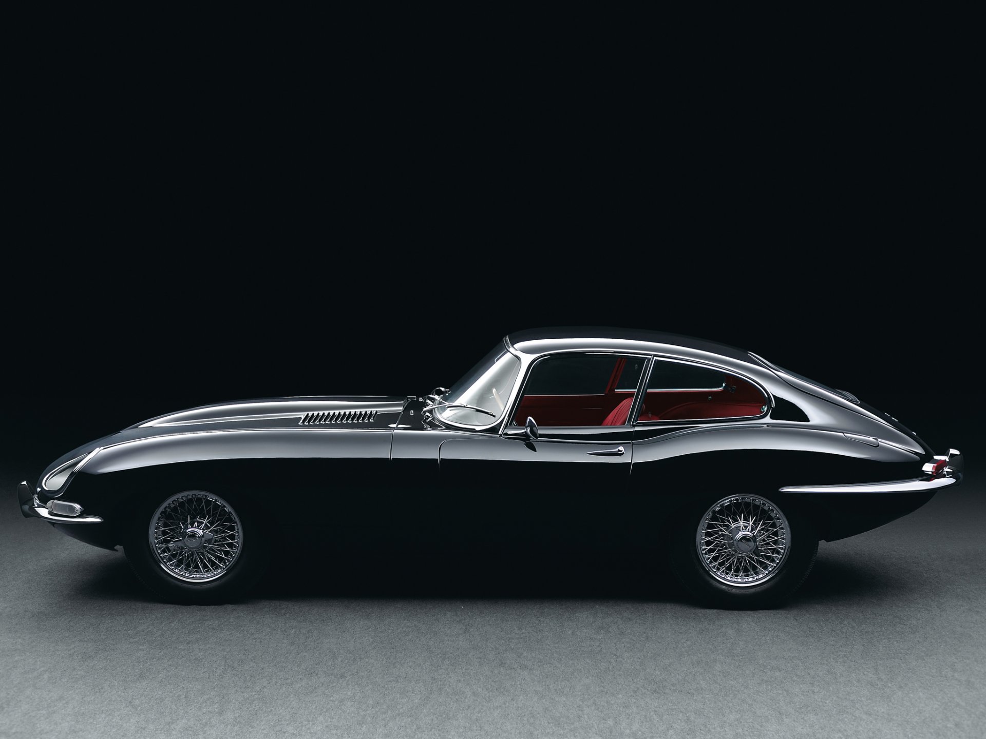 jaguar e-type retro a side view 1961