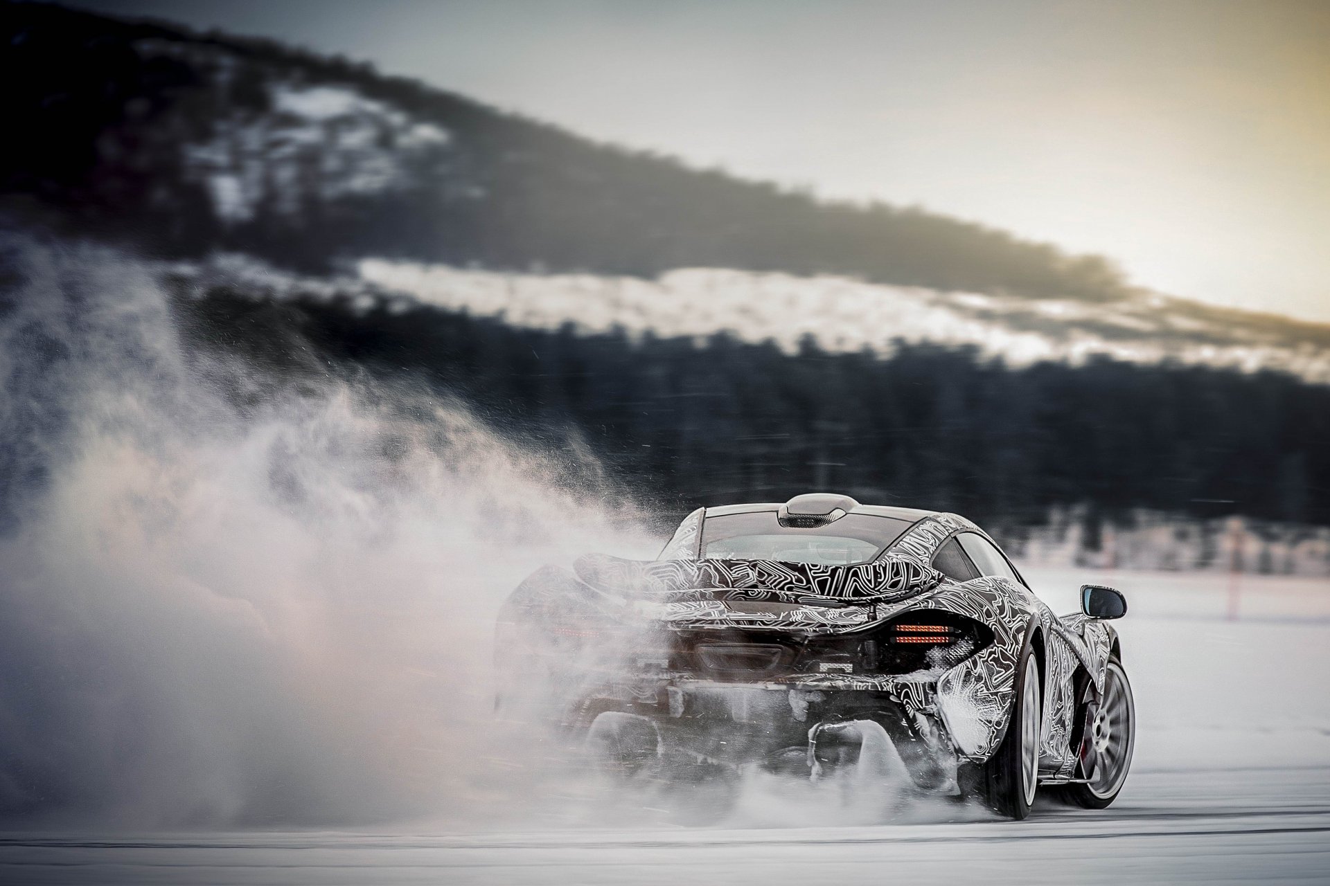 mclaren p1 гиперкар занос скорость снег