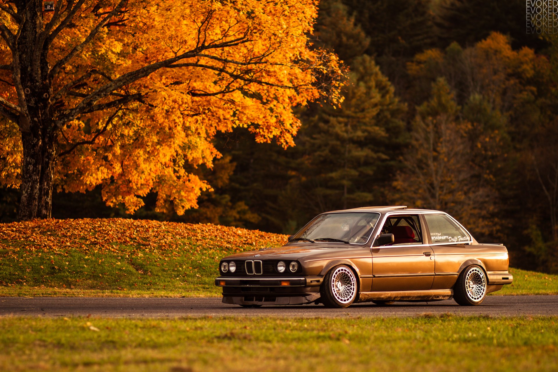bmw e30 325si jesień drzewo liście światło